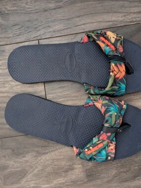 Havaianas Floral Knot Slide Sandals in Navy & Tropical Print